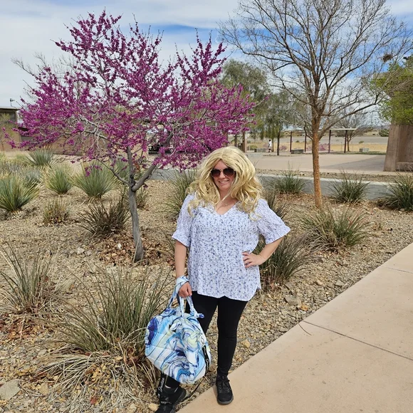 LOFT Floral White and Blue Women's Blouse - Picture 7 of 9